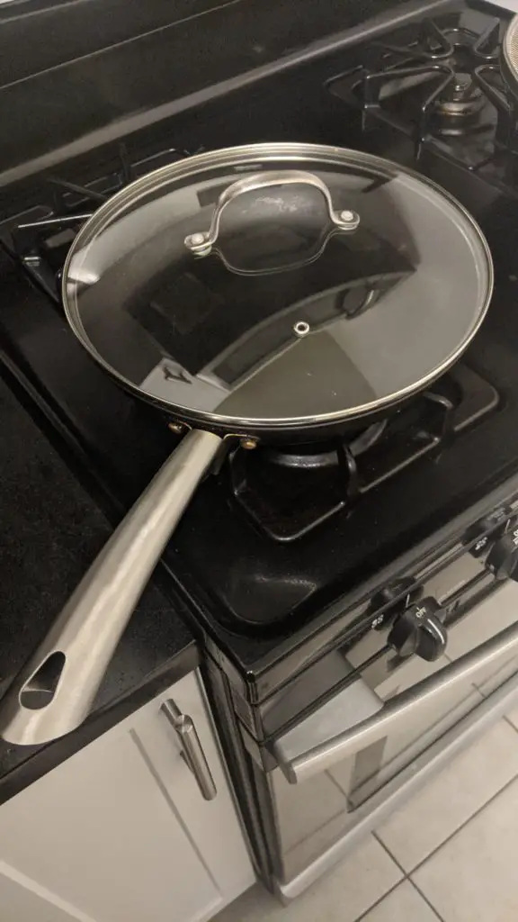 Steel skillet with glass lid